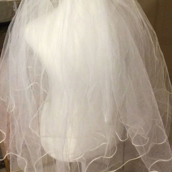 David’s bridal 4 layer white wedding veil. Like new 2 combs to keep it secure. - Picture 5 of 9